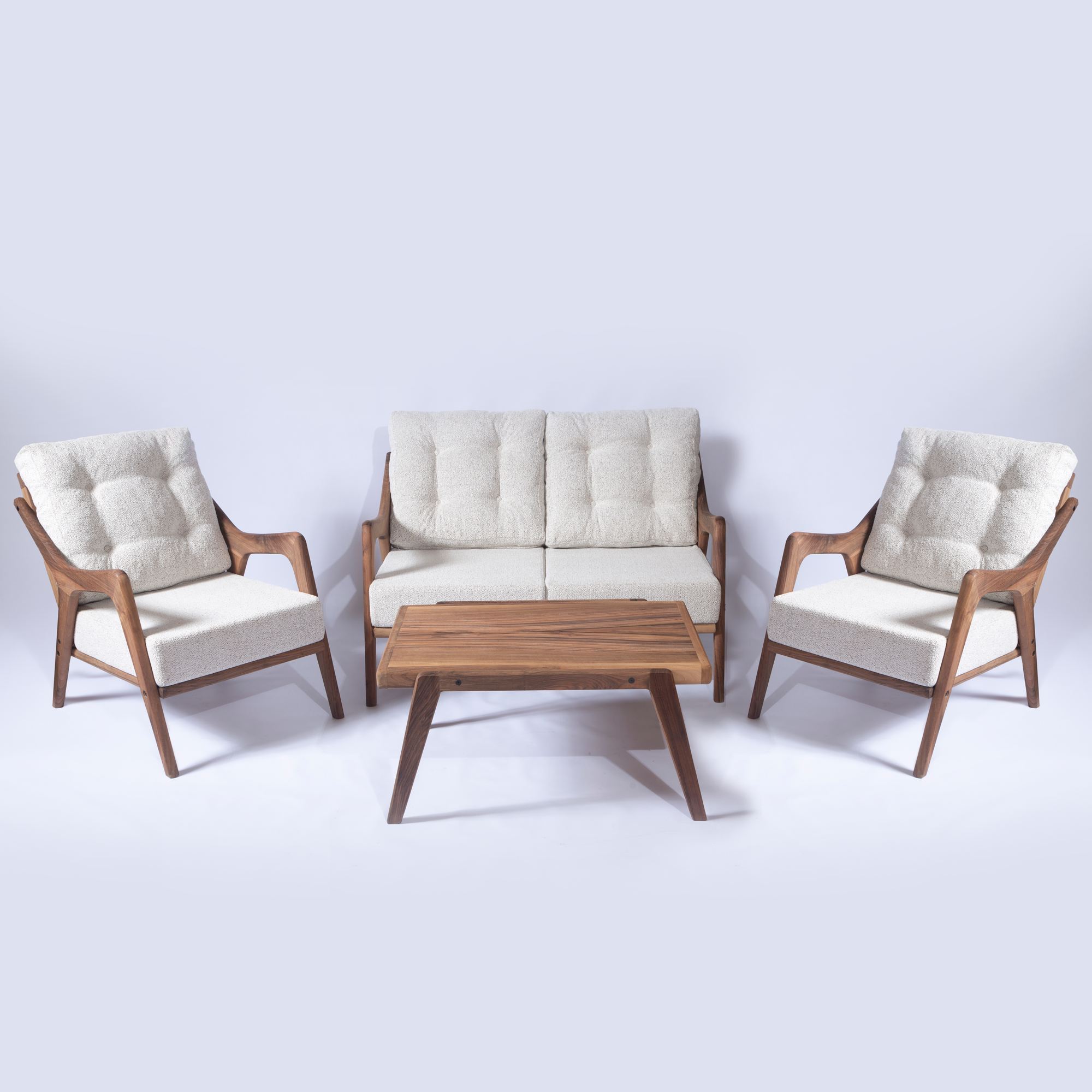 Myc01 Udendørs Loungesæt M. 1 Bord, 1 Sofa, 2 Stole   Creme Hynder Brun Valnøddetræ fra Nordvärk