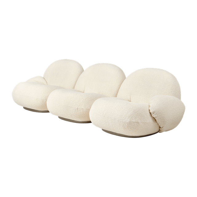 Pacha Sofa 3 Seater Polstret I Karakorum 001 Med Base I Perle Guld fra Gubi