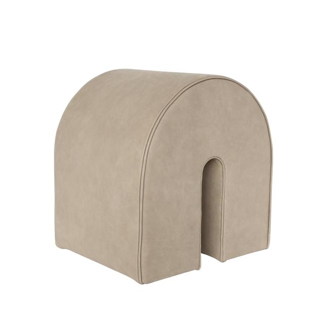Curved Pouf Lys Brun fra Kristina Dam Studio